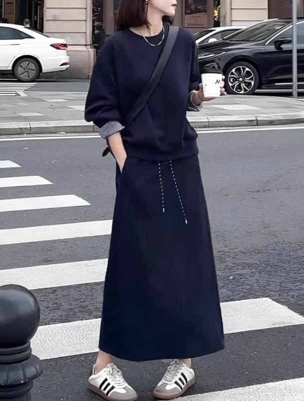 Divdaļīgs komplekts ar džemperi un midi svārkiem, kolāžas dizains, poliesteris 50–70%, japāņu/korejiešu ikdienas stils (rudens 2025)