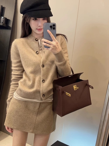 Γυναικεία πλεκτή ζακέτα από μαλλί 95%+, χαλαρή γραμμή, στρογγυλός λαιμός, μακριά μανίκια, κλείσιμο με μια σειρά κουμπιών