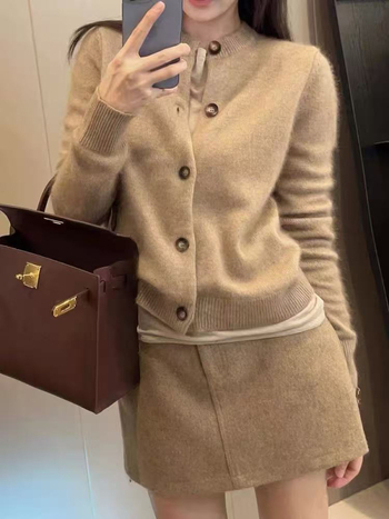 Γυναικεία πλεκτή ζακέτα από μαλλί 95%+, χαλαρή γραμμή, στρογγυλός λαιμός, μακριά μανίκια, κλείσιμο με μια σειρά κουμπιών