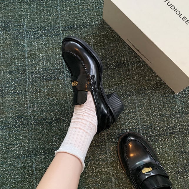 Loaferi ar aitā kažoka augšpusi un odai, britu stilā, apaļš purns, bieza papēža 6–8 cm, gumijas zole