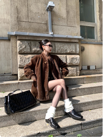 Ženski kaput od umjetnog krzna — elegantan gradski stil, dugi rukavi, stojeći ovratnik