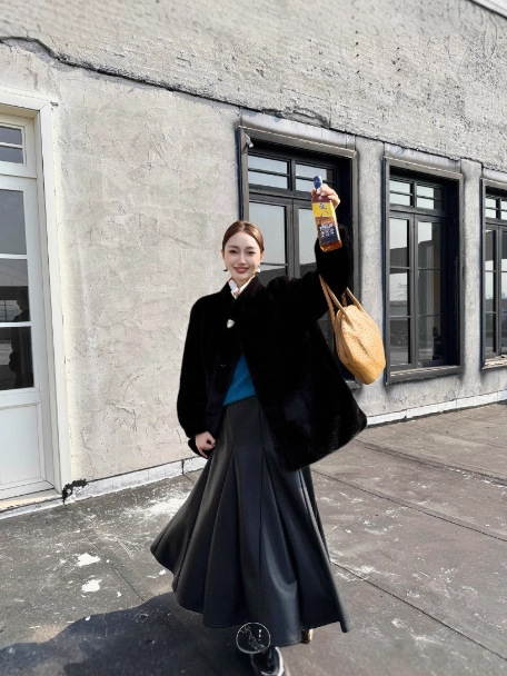 Ženski kaput od umjetnog krzna — elegantan gradski stil, dugi rukavi, stojeći ovratnik