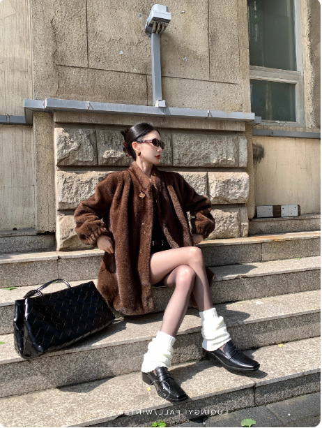 Ženski kaput od umjetnog krzna — elegantan gradski stil, dugi rukavi, stojeći ovratnik