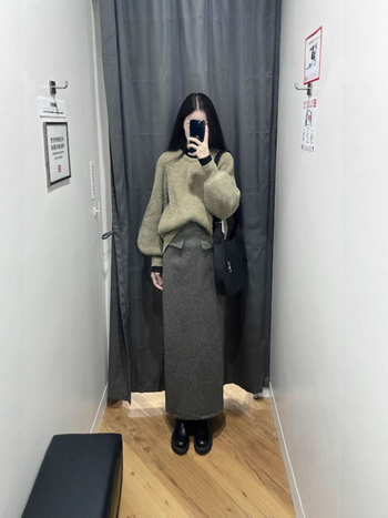 Plus-size Ženska vunena duga suknja sa šlicom, vizualno sužava struk i trbuh, ravni kroj, elegantan gradski stil, jesen 2025