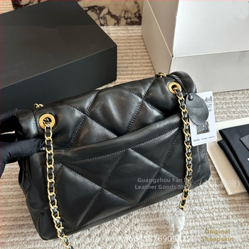 Dámska crossbody taška z pravej kože, diamantové prešívanie, vodorovný štvorcový tvar, uzáver s krytom, polyesterová podšívka