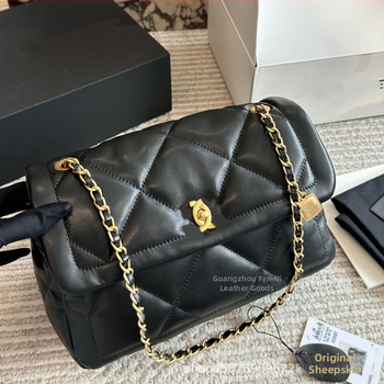 Dámska crossbody taška z pravej kože, diamantové prešívanie, vodorovný štvorcový tvar, uzáver s krytom, polyesterová podšívka