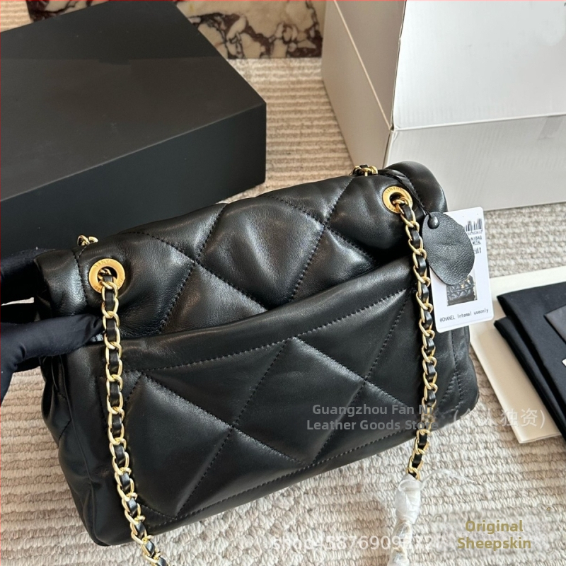 Dámska crossbody taška z pravej kože, diamantové prešívanie, vodorovný štvorcový tvar, uzáver s krytom, polyesterová podšívka