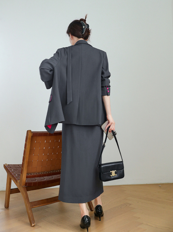 Ženski dvodijelni set s blejzerom i dugom suknjom, japansko-korejski casual stil, poliester 95%+, jesen 2025, AA25120, s ovratničkom etiketom i naljepnicom proizvoda