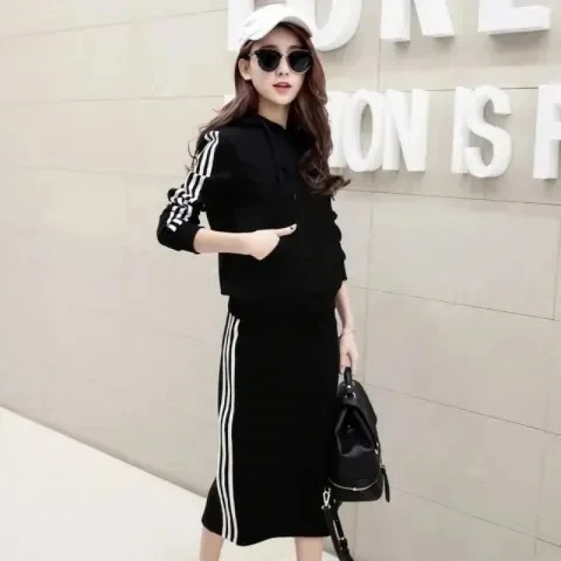 Dviejų dalių sijoninis kostiumas su ilgu išspausdintu sijonu ir Feifei rankovėmis, poliesterio/akrilo audinys, pavasaris 2025