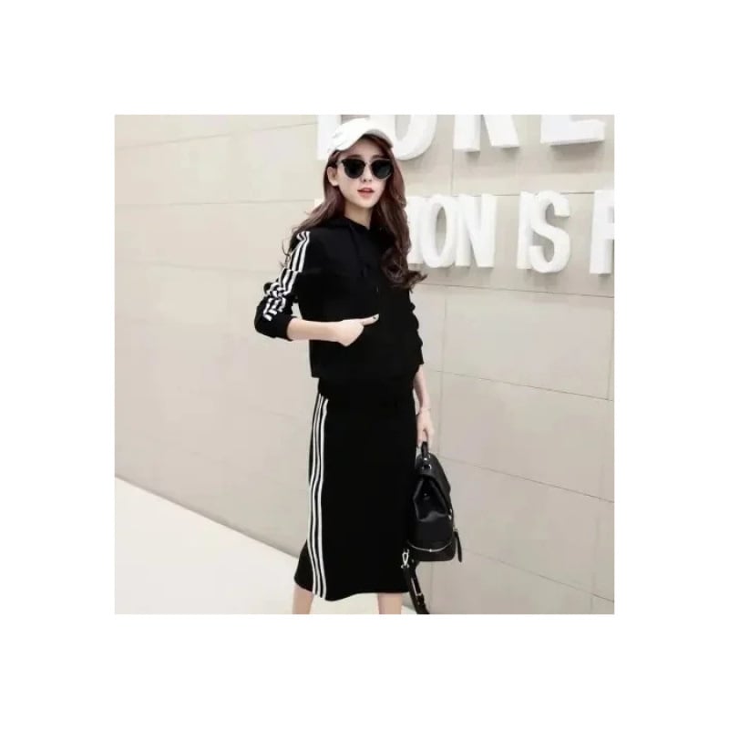 Dviejų dalių sijoninis kostiumas su ilgu išspausdintu sijonu ir Feifei rankovėmis, poliesterio/akrilo audinys, pavasaris 2025