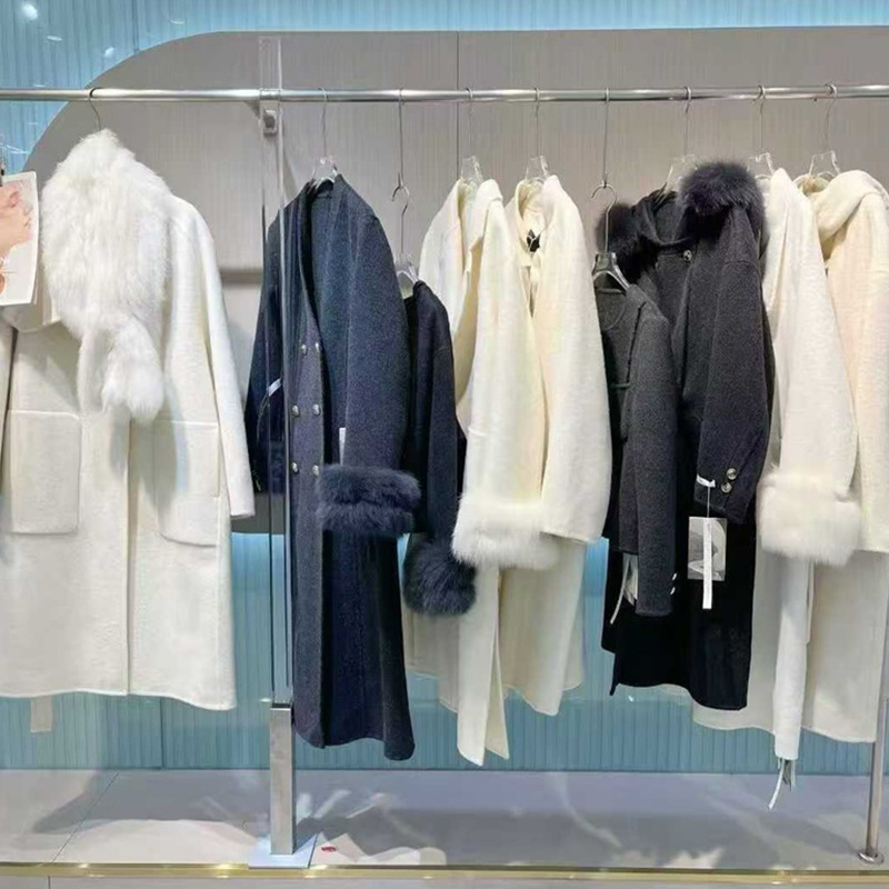 Ženski vuneni kaput s kašmirom, dvostruko kopčanje, rever, jednobojan, flok tekstura, srednja duljina, britanski stil, jesen 2025