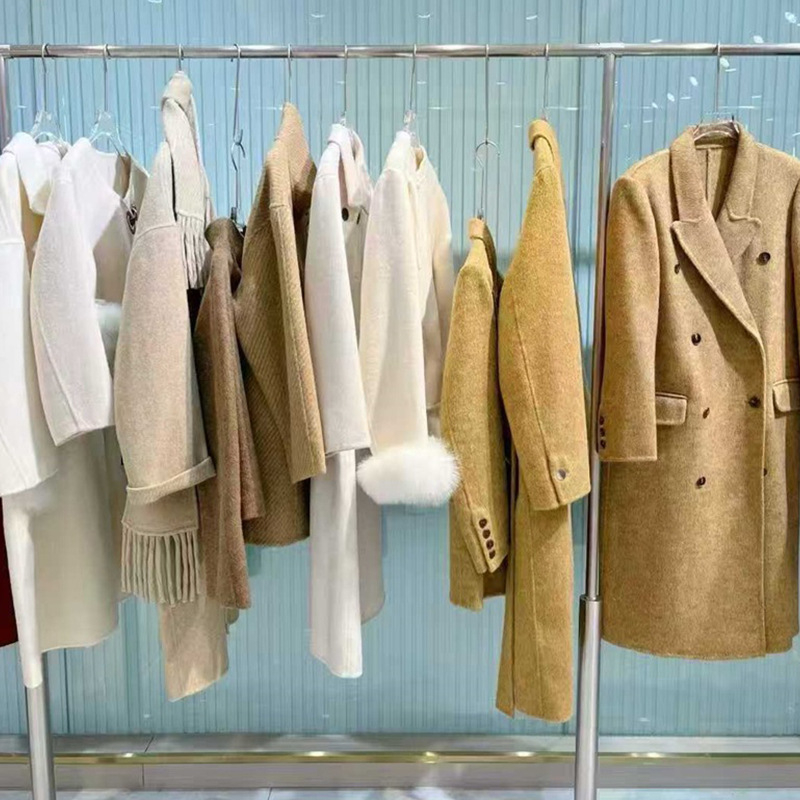 Ženski vuneni kaput s kašmirom, dvostruko kopčanje, rever, jednobojan, flok tekstura, srednja duljina, britanski stil, jesen 2025