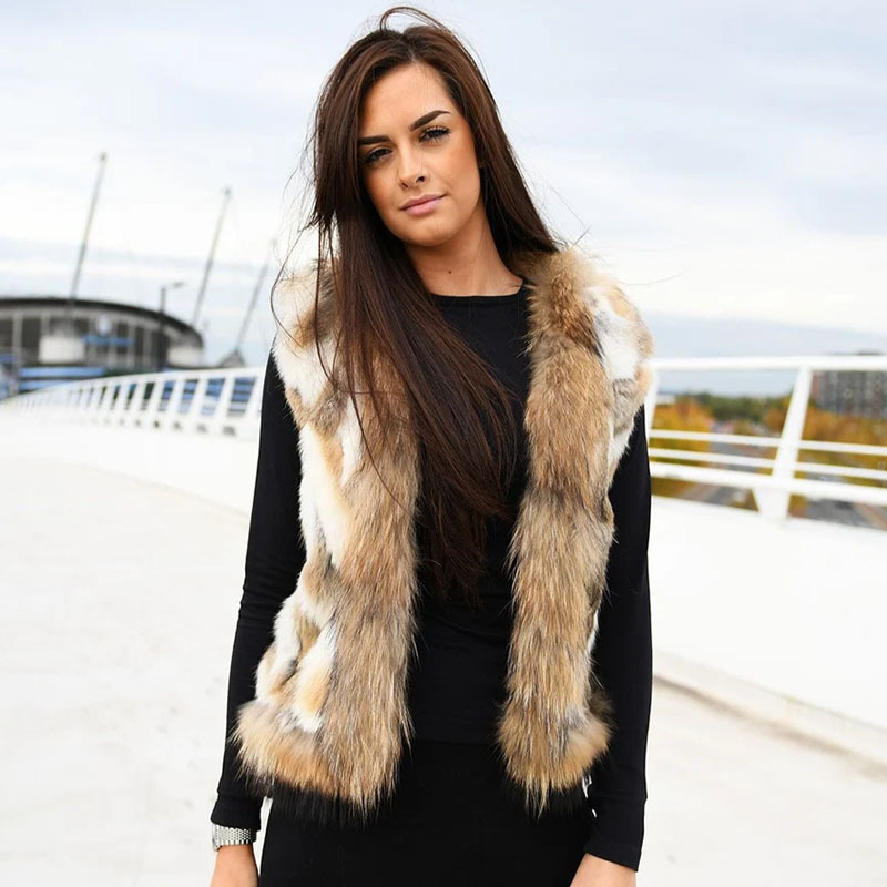 Dámska vesta z rabbit fur s golierom z raccoon fur, V-dekolt, bez rukávov, ležérny štýl