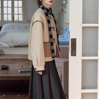 Palto od pamuka (glavna tvar: 50–70%, sekundarna 30–50%), jednobojna boja, dugi rukavi, kopčanje na jedan red, zima 2024