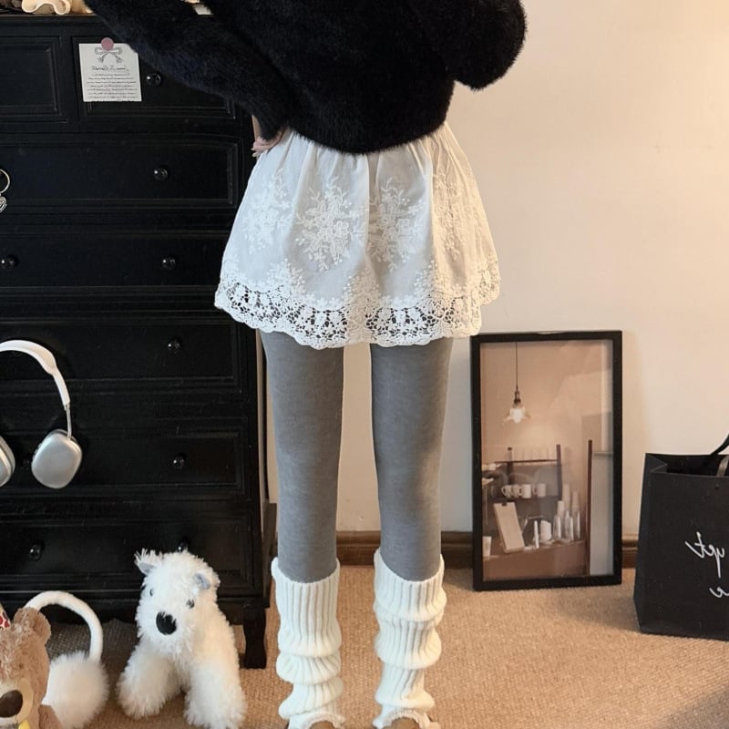 A-linijska kratka suknja, visokim strukom, čipkasta rub, chenille tkanina sa spandeksom, mikroelastična