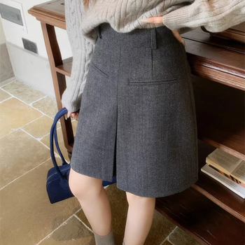 Vlneno-zmesová sukňa, rovný strih, stredná dĺžka, mikroelastická, trojrozmerný strih, polyester do 30%, zima 2025