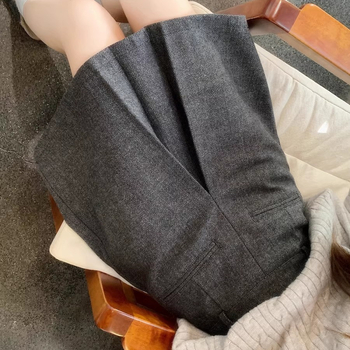 Vlneno-zmesová sukňa, rovný strih, stredná dĺžka, mikroelastická, trojrozmerný strih, polyester do 30%, zima 2025