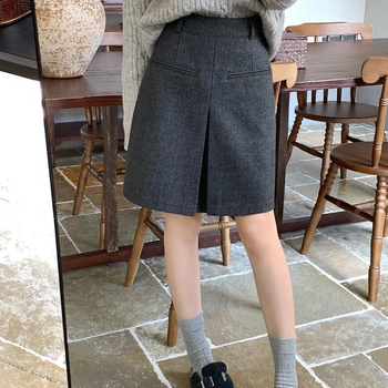 Vlneno-zmesová sukňa, rovný strih, stredná dĺžka, mikroelastická, trojrozmerný strih, polyester do 30%, zima 2025