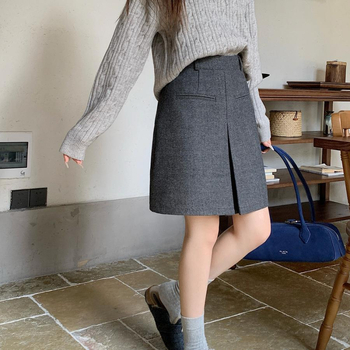 Vlneno-zmesová sukňa, rovný strih, stredná dĺžka, mikroelastická, trojrozmerný strih, polyester do 30%, zima 2025