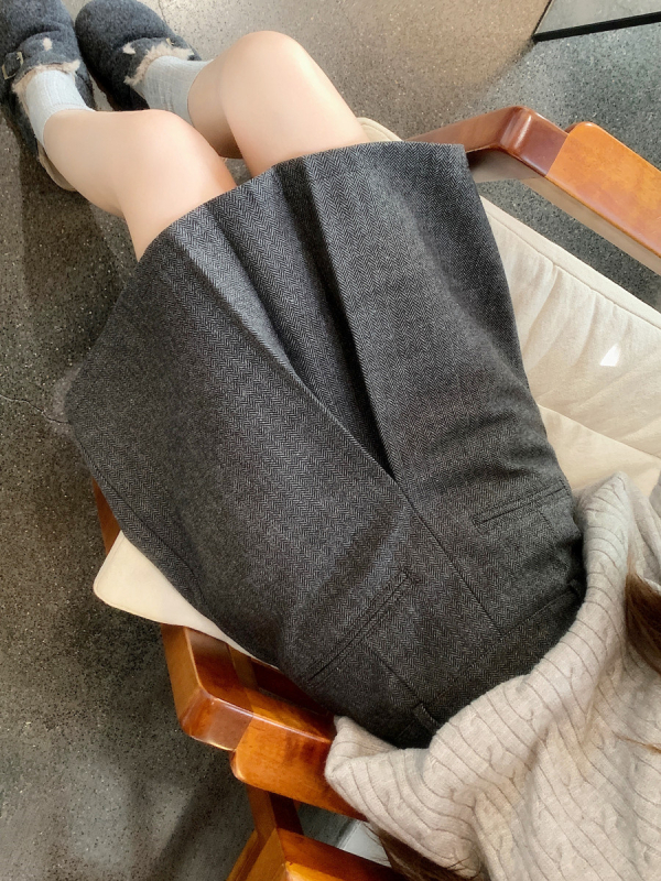 Vlneno-zmesová sukňa, rovný strih, stredná dĺžka, mikroelastická, trojrozmerný strih, polyester do 30%, zima 2025