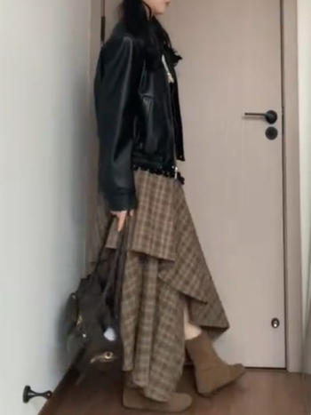 Asymetrická károvaná flared midi sukňa, bavlno-zmesová látka, jeseň 2025