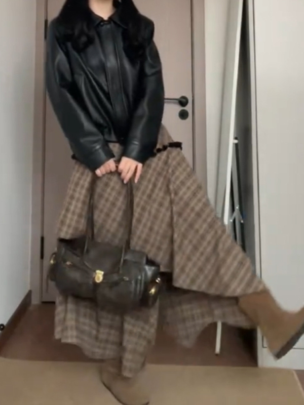 Asymetrická károvaná flared midi sukňa, bavlno-zmesová látka, jeseň 2025