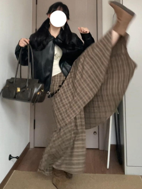 Asymetrická károvaná flared midi sukňa, bavlno-zmesová látka, jeseň 2025