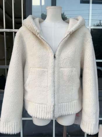 Dámska kabát s kapucňou z ovčej kožušiny – voľný strih, zips, jeseň 2024