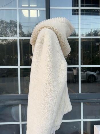 Dámska kabát s kapucňou z ovčej kožušiny – voľný strih, zips, jeseň 2024