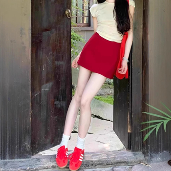 A-linijska suknja, jednofarbni uzorak, bez glačanja, poliester tkanina s 50–70% pamuka, proljeće 2025, uredski stil.