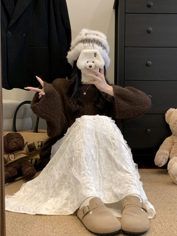 Elegantiška ilga velveto sijoną su A linija ir vintage nėrinių apvada, 95% poliesteris, mikroelastika, pavasaris 2025