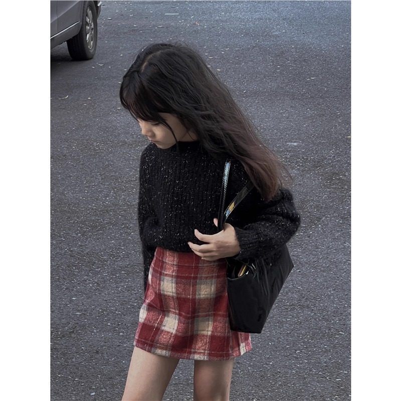 Dievčenská mini sukňa z chenille, štýl Royal Sister, jar 2024, Komplexné spracovanie