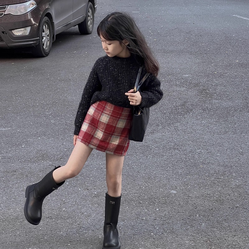 Dievčenská mini sukňa z chenille, štýl Royal Sister, jar 2024, Komplexné spracovanie