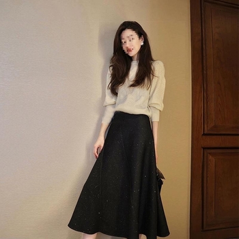 Á-línia sukňa strednej dĺžky, mercerizovaný polyesterový materiál, štýl kráľovnej sestry, jar 2025 vydanie