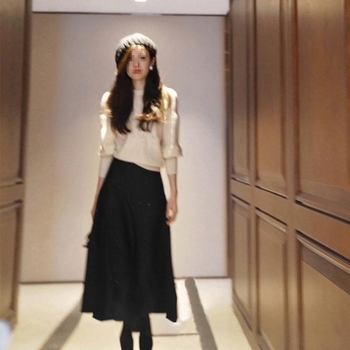 Á-línia sukňa strednej dĺžky, mercerizovaný polyesterový materiál, štýl kráľovnej sestry, jar 2025 vydanie