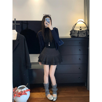 A linijos klostuota suknelė su aukštu juosmeniu, retro dizainas, optiškai lieknas įvaizdis, poliesterio audinys 70–80%