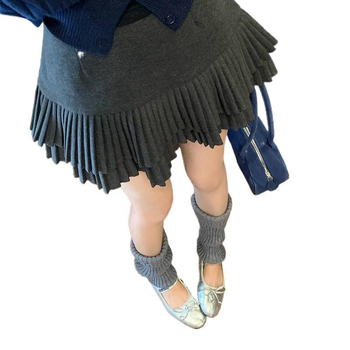 A linijos klostuota suknelė su aukštu juosmeniu, retro dizainas, optiškai lieknas įvaizdis, poliesterio audinys 70–80%