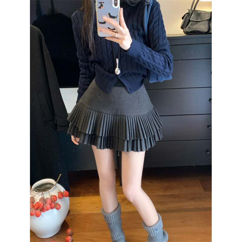 A linijos klostuota suknelė su aukštu juosmeniu, retro dizainas, optiškai lieknas įvaizdis, poliesterio audinys 70–80%