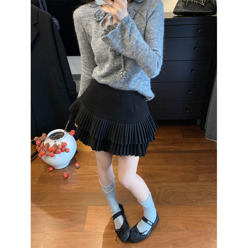 A linijos klostuota suknelė su aukštu juosmeniu, retro dizainas, optiškai lieknas įvaizdis, poliesterio audinys 70–80%