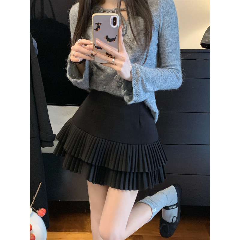 A linijos klostuota suknelė su aukštu juosmeniu, retro dizainas, optiškai lieknas įvaizdis, poliesterio audinys 70–80%