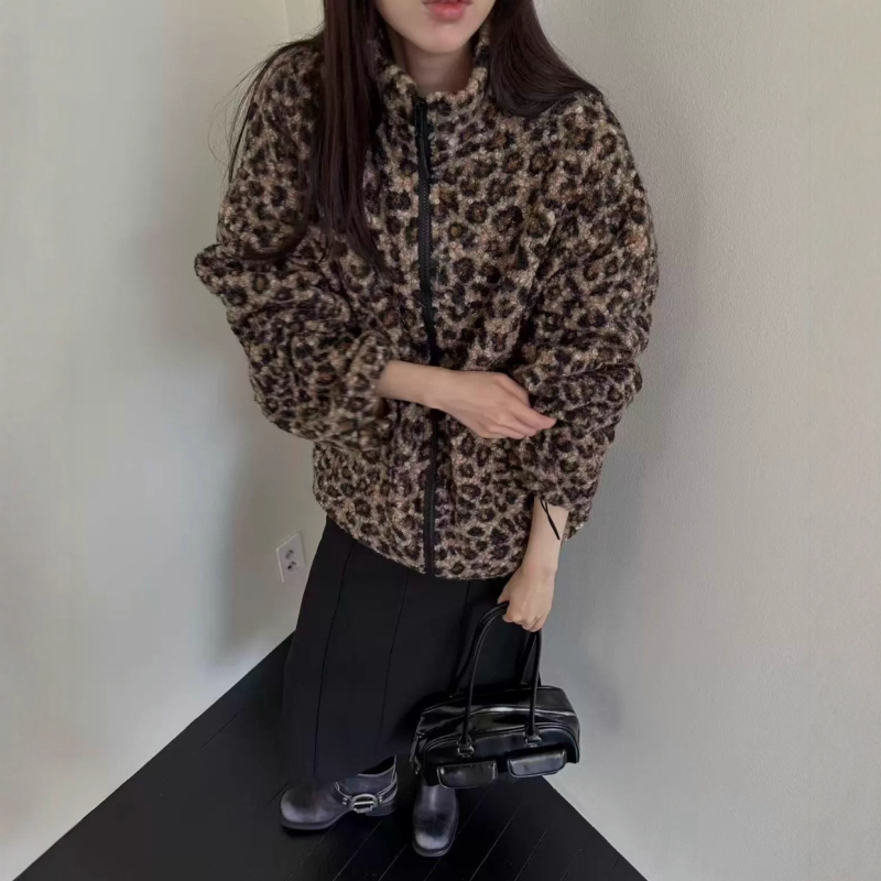 Jakna s leopard printom od flisa s umjetnom ovčjom vunom, širok kroj, stojeći ovratnik i zatvarač