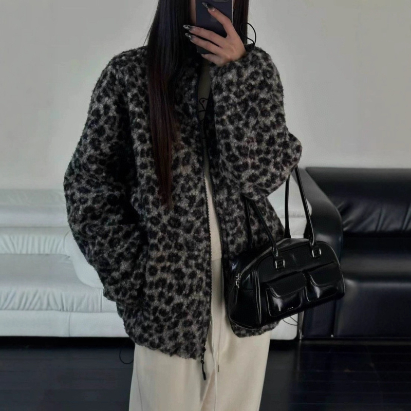 Jakna s leopard printom od flisa s umjetnom ovčjom vunom, širok kroj, stojeći ovratnik i zatvarač