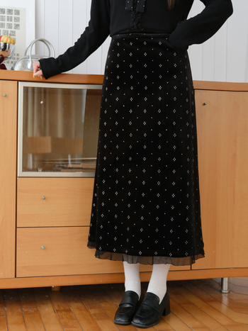 Sijona: aukštos juosmens velūro gėlių raštu, A linijos siluetas, fleece pamušalas