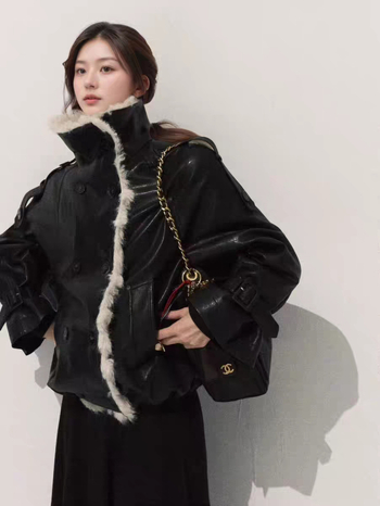 Umelá kožušina vonkajšia časť s vnútornou podšívkou z velúru, krátka bunda, golier s reverom, dlhé rukávy, voľný strih