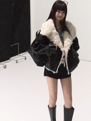 Umelá kožušina vonkajšia časť s vnútornou podšívkou z velúru, krátka bunda, golier s reverom, dlhé rukávy, voľný strih