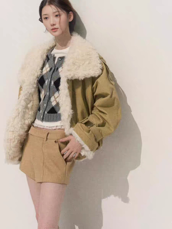 Umelá kožušina vonkajšia časť s vnútornou podšívkou z velúru, krátka bunda, golier s reverom, dlhé rukávy, voľný strih