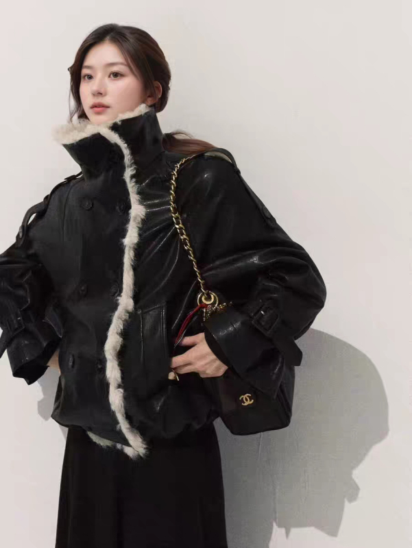 Umelá kožušina vonkajšia časť s vnútornou podšívkou z velúru, krátka bunda, golier s reverom, dlhé rukávy, voľný strih