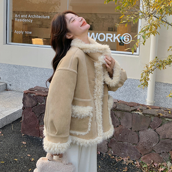 Jakna: Jednobojna, širokog kroja, debeli materijal, stojeći ovratnik, dugi rukavi