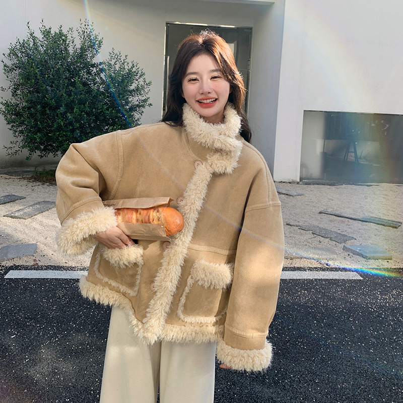 Jakna: Jednobojna, širokog kroja, debeli materijal, stojeći ovratnik, dugi rukavi