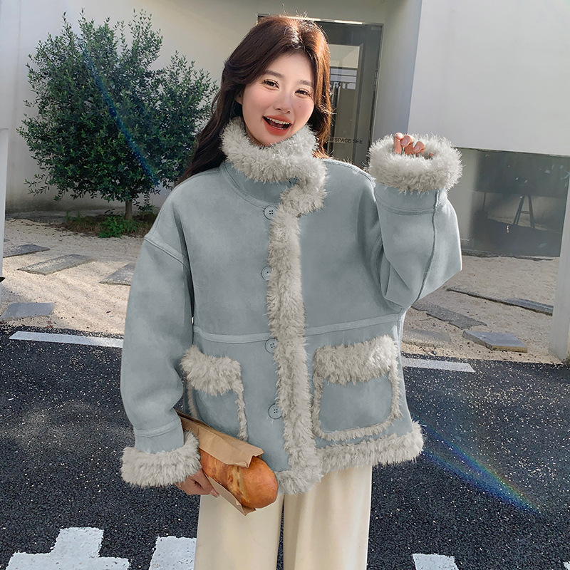 Jakna: Jednobojna, širokog kroja, debeli materijal, stojeći ovratnik, dugi rukavi